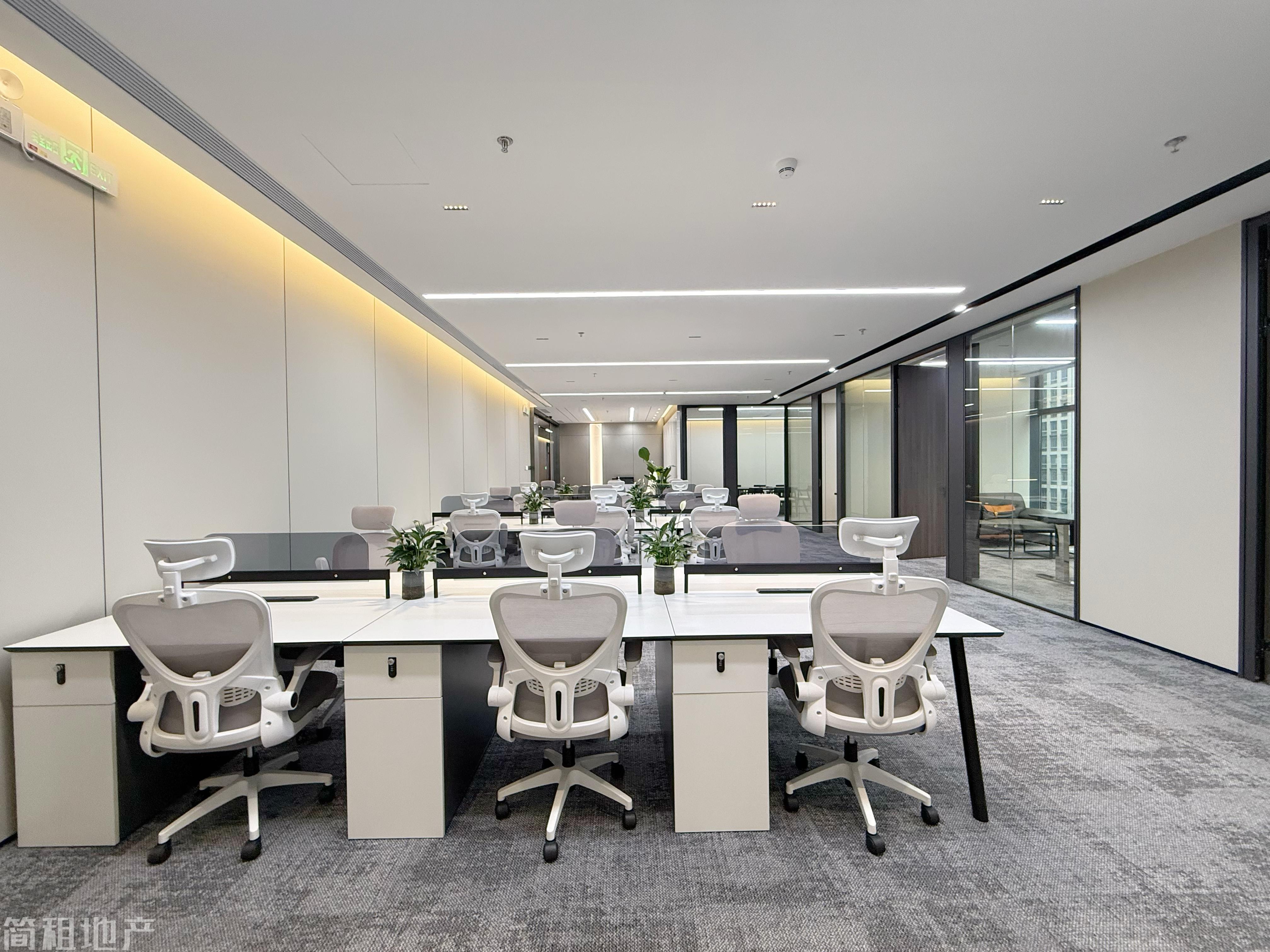 正对电梯口 迅雷科技大厦豪装带全套家私出租