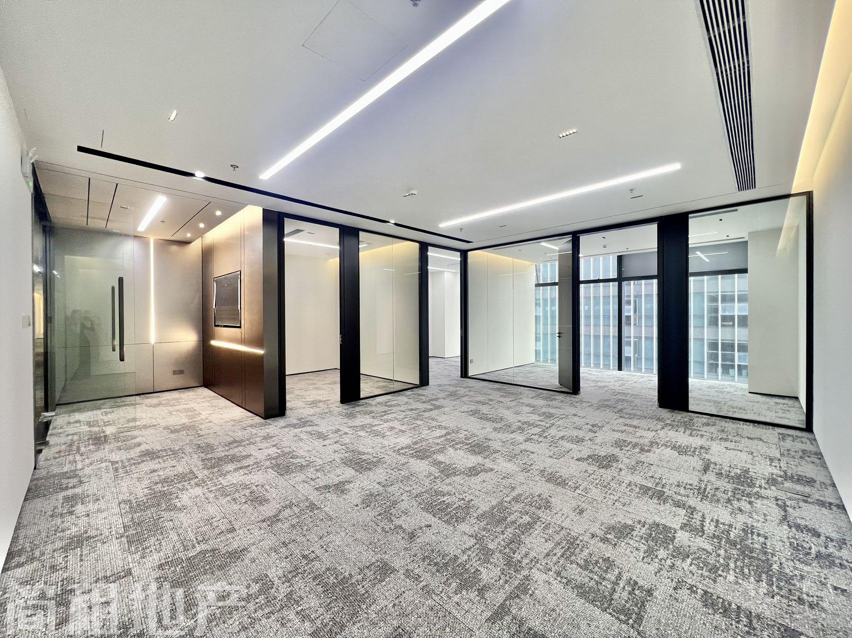 电梯口旁 迅雷大厦精装3+1格局 双地铁口朝南 电梯口旁 迅雷大厦精装3+1格局 双地铁口朝南